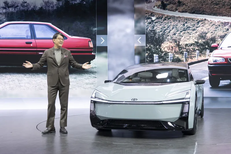 Na Pista Oposta: Enquanto China Acelera nos EVs, Toyota Aposta na Calma do Kaizen